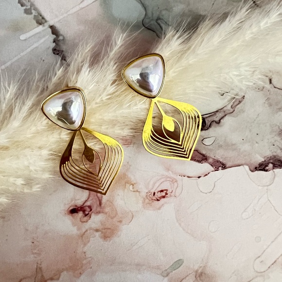 Delicate Art Deco-Inspired Dangle Earrings- Gold Elegant Stylish Earrings - Picture 6 of 16